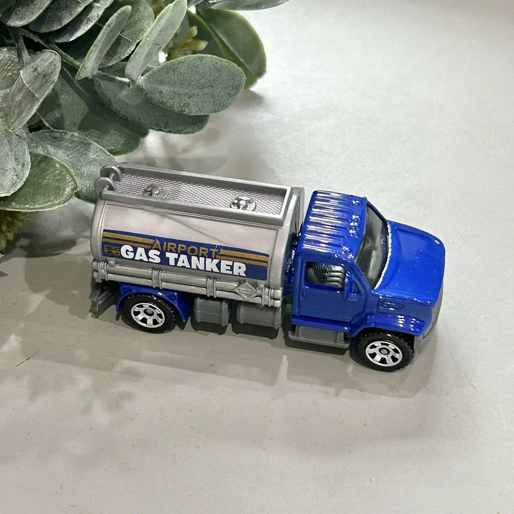 2022 Matchbox‎ 06' Utility Airport Gas Tanker Blue 1:64 Diecast 3